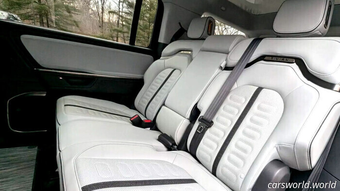 La dimostrazione di sicurezza per il rilascio manuale della portiera del proprietario di una Rivian ai suoi figli si è trasformata in panico | Carscoops